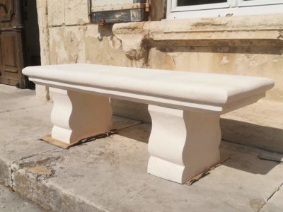 Le banc en pierre réalisé par les élèves de 5ème S est terminé!