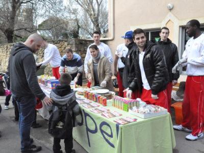 Vente de crêpes avec les joueurs du Sorgues Basket Club