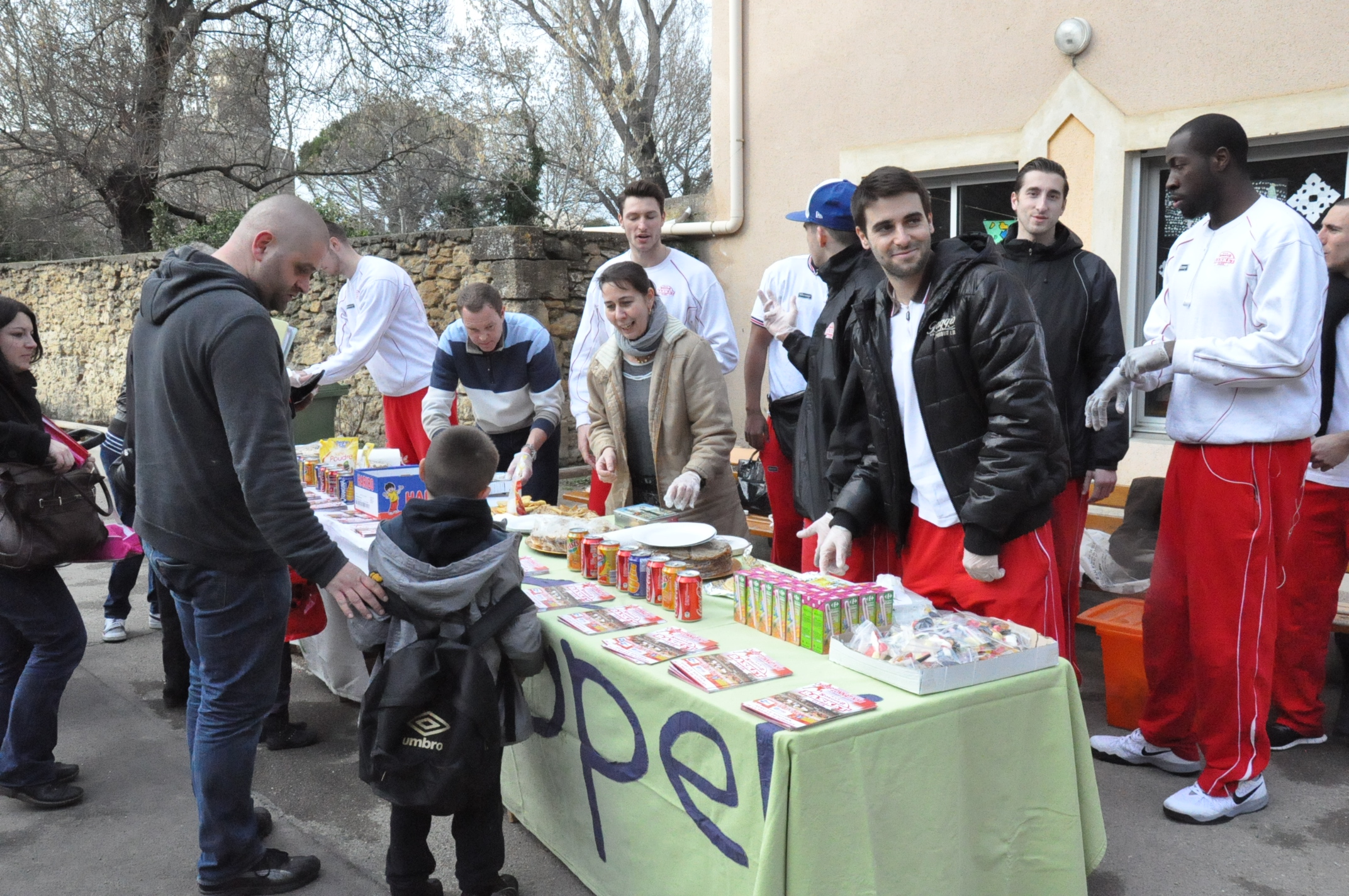 You are currently viewing Vente de crêpes avec les joueurs du Sorgues Basket Club