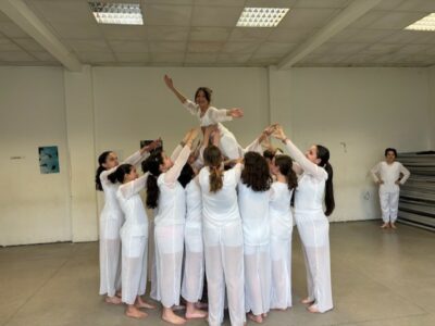 Essayage des costumes avant la compétition UNSS